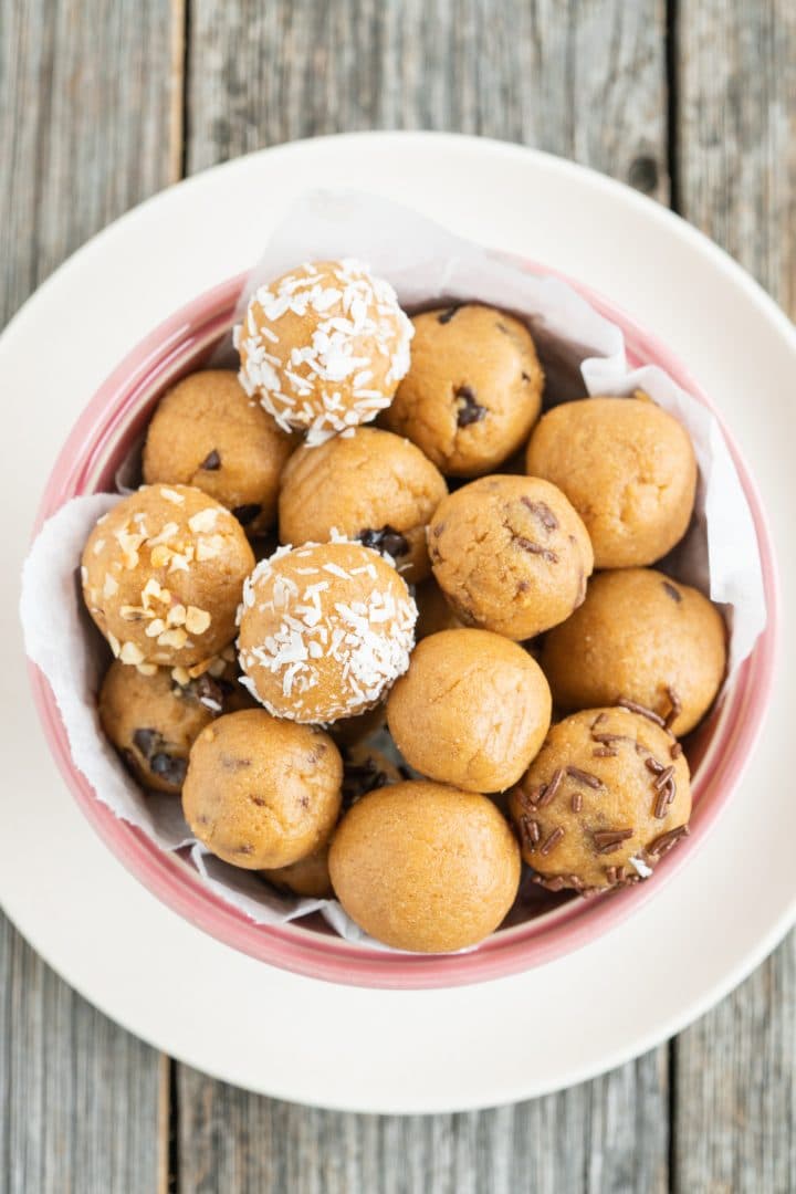 Peanut Butter Protein Balls (5 ingredients) | Baking for Happiness